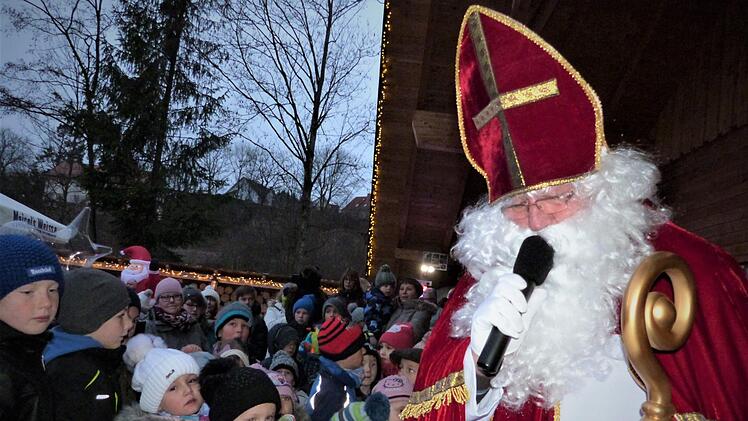 Die Bescherung der Kinder durch den Heiligen Nikolaus war für die Stadtsteinacher Kinder ein schönes Erlebnis.Werner Reißaus