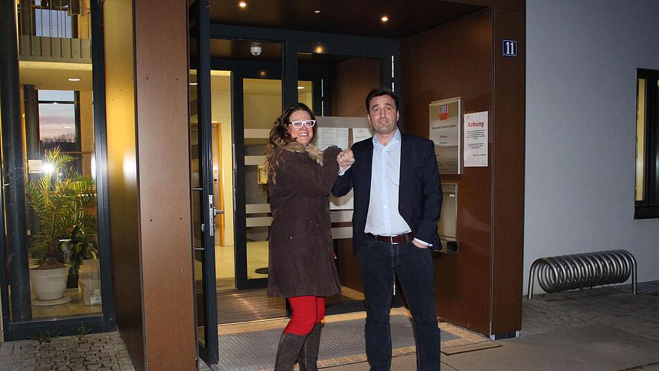 Verliererin Angela Nußer und Sieger Gerd Dallner: Die beiden Bewerber um den Bürgermeisterstuhl gingen sehr freundschaftlich miteinander um.  Foto: Evi Seeger Verliererin Angela Nußer und Sieger Gerd Dallner: Die beiden Bewerber um den Bürgermeisterstuhl gingen sehr freundschaftlich miteinander um.  Foto: Evi Seeger