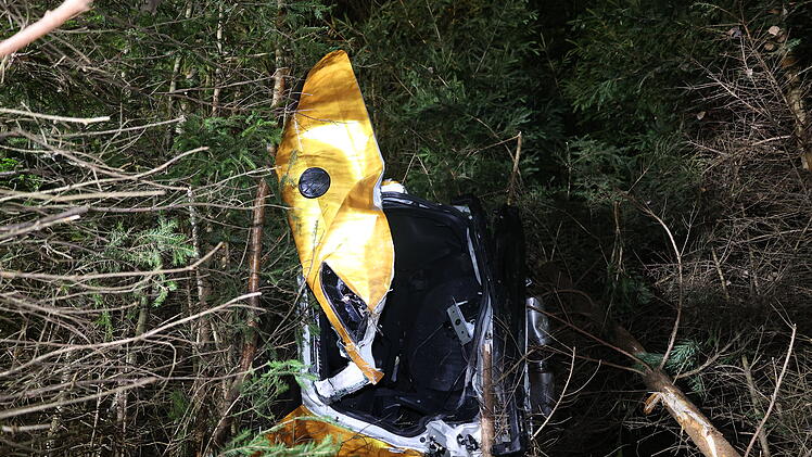 Auto kommt auf der A93 von Fahrbahn ab, durchbricht einen Wildschutzzaun und bleibt im Unterholz stecken