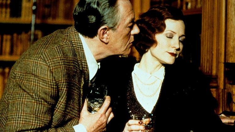 Sir William (Michael Gambon) und seine Schw&auml;gerin Louisa Stockbridge (Geraldine Somerville) trinken einen Whisky zusammen.