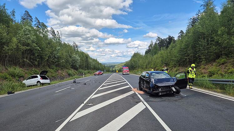 R&ouml;dental: Schwerer Unfall mit drei Fahrzeugen - B4 gesperrt