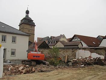 Die fünf Garagen die hinter dem Hauptgebäude der Polizeistation (links im Bild) sind bereist abgerissen. An dieser Stelle  sollen noch in diesem Jahr das Stahltor und ein barrierefreier Zugang eingebaut werden.