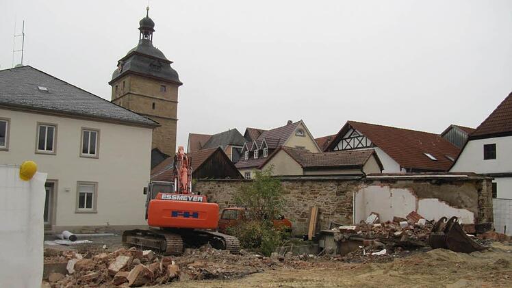 Die fünf Garagen die hinter dem Hauptgebäude der Polizeistation (links im Bild) sind bereist abgerissen. An dieser Stelle  sollen noch in diesem Jahr das Stahltor und ein barrierefreier Zugang eingebaut werden.