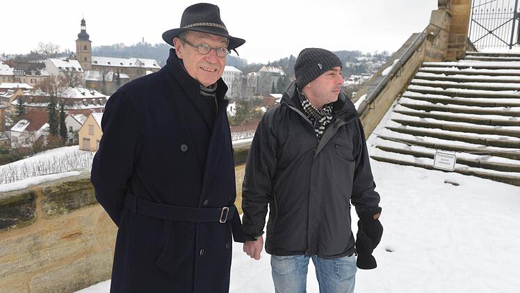 Bernd Goldmann (links) und Llibert Casanovas beobachten den Abbau der Skulptur auf dem Michaelsberg.