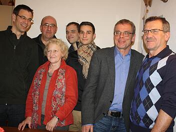 Klaus Kübler, Andreas Klenke, Petra Embacher, Vincent Schlüter, Hannes Wobornik, Achim Leuchtenberger und Ludwig Paulus (v. l.) führen den TC 98. Foto: Roland Meister