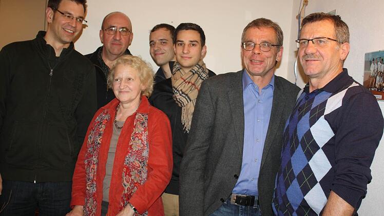 Klaus Kübler, Andreas Klenke, Petra Embacher, Vincent Schlüter, Hannes Wobornik, Achim Leuchtenberger und Ludwig Paulus (v. l.) führen den TC 98. Foto: Roland Meister