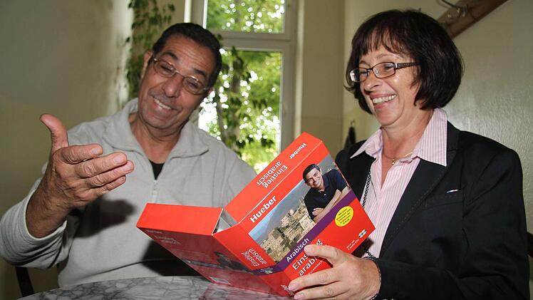 Dozent Muhammad Abu-Taa freut sich, mit Thea Grune und den anderen "Schülern" ein sehr interessiertes Publikum für seinen Sprachunterricht gefunden zu haben. Fotos: Sonja Adam