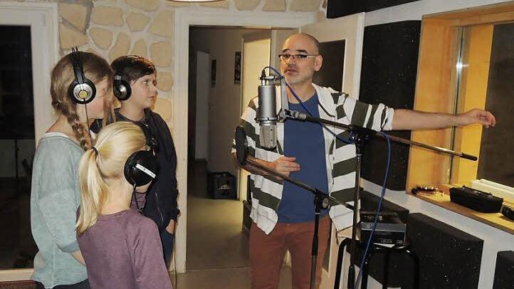 Jürgen Daßing erklärt den Sprechern Emma Schuhmann, Clara Seitz und Nikolas Schmitt die Aufnahmetechnik im Studio. Foto: Assmann