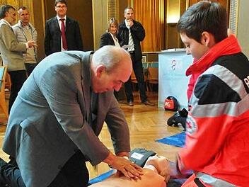 Stellvertretender Landrat Alfred Schrenk übte die Herzdruckmassage im Rahmen der Initiative "100 Pro Reanimation". Foto: Werner Vogel