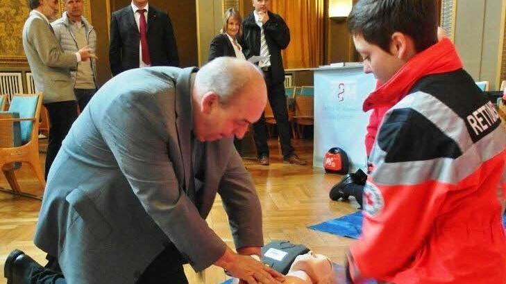 Stellvertretender Landrat Alfred Schrenk übte die Herzdruckmassage im Rahmen der Initiative "100 Pro Reanimation". Foto: Werner Vogel