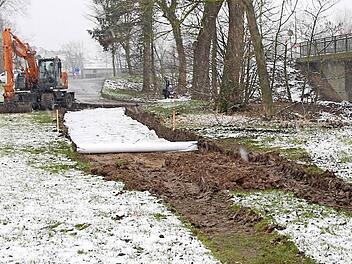 Für Fußgänger und Radler wird seit Dienstag ein provisorischer Weg vom Karpfenkreisel zur alten Aischbrücke angelegt. Foto: Andreas Dorsch