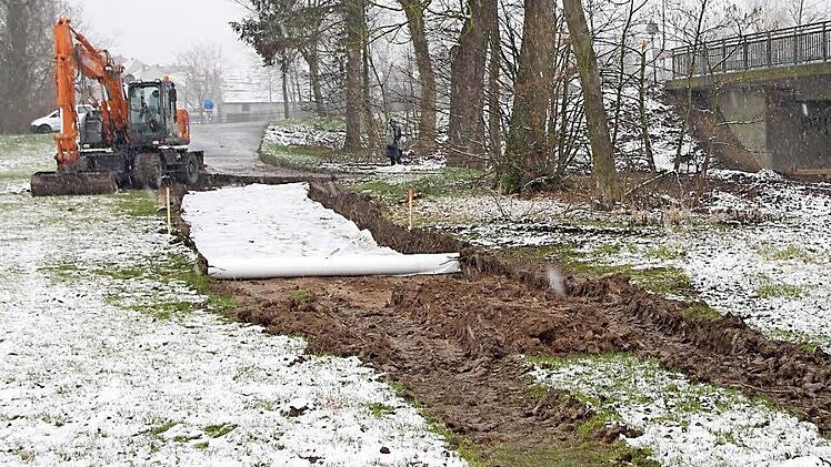 Für Fußgänger und Radler wird seit Dienstag ein provisorischer Weg vom Karpfenkreisel zur alten Aischbrücke angelegt. Foto: Andreas Dorsch