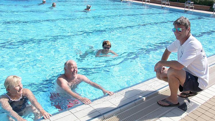 Betriebsleiter Bernd Steckmann hat, wie seine Kollegen, immer ein Auge auf die Schwimmer. Foto: Alexandra Kemnitzer