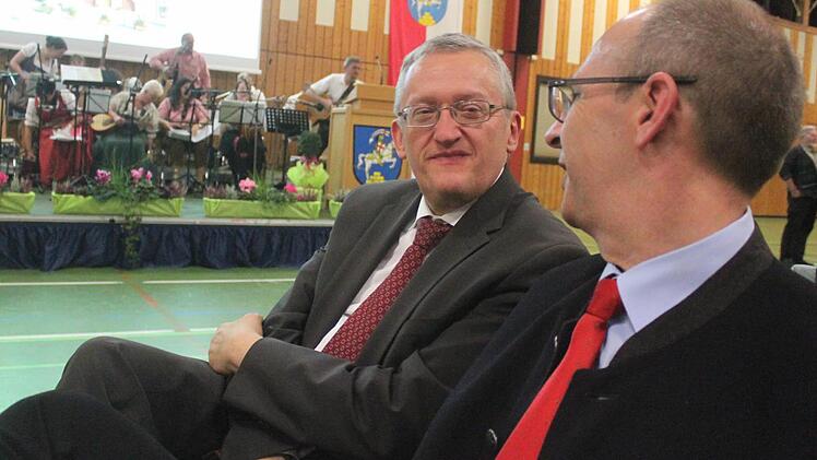 Bezirksheimatpfleger Günter Dippold (links) und Landrat Christian Meißner im lockeren Gespräch am Rande der Feierstunde. Foto: Matthias Einwag