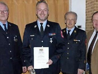 Yves Wächter (Zweiter von links) wurde für seine 25-jährige aktive Dienstzeit mit dem Silbernen Ehrenzeichen des Freistaats Bayern geehrt. Mit im Bild (von links) Vorsitzender Günther Jahn, Kreisbrandinspektor Horst Tempel und Bürgermeister Werner Burger  Foto: K.-P. Wulf