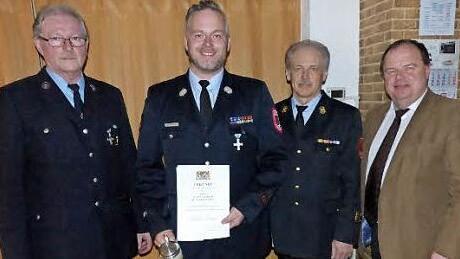 Yves Wächter (Zweiter von links) wurde für seine 25-jährige aktive Dienstzeit mit dem Silbernen Ehrenzeichen des Freistaats Bayern geehrt. Mit im Bild (von links) Vorsitzender Günther Jahn, Kreisbrandinspektor Horst Tempel und Bürgermeister Werner Burger  Foto: K.-P. Wulf