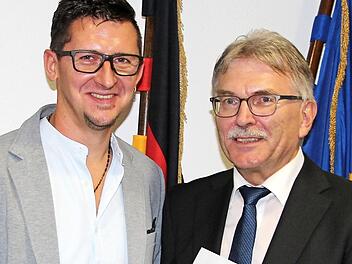 Veit Schott von der Gottfried Neukam-Mittelschule Kronach wurde zum Pädagogischen-informationstechnischen Berater (MiB) im Bereich der Schulämter Kronach, Lichtenfels, Coburg Stadt und Coburg Land befördert - rechts Schulamtsdirektor Uwe Dörfer.  Foto: Rainer Glissnik