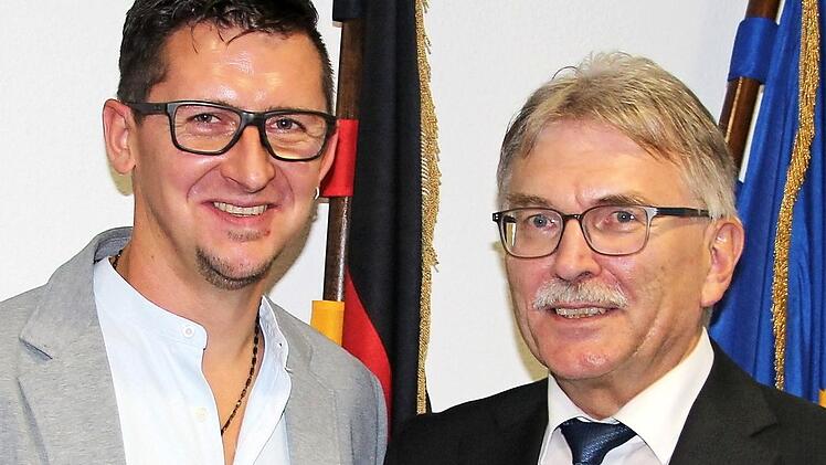Veit Schott von der Gottfried Neukam-Mittelschule Kronach wurde zum Pädagogischen-informationstechnischen Berater (MiB) im Bereich der Schulämter Kronach, Lichtenfels, Coburg Stadt und Coburg Land befördert - rechts Schulamtsdirektor Uwe Dörfer.  Foto: Rainer Glissnik