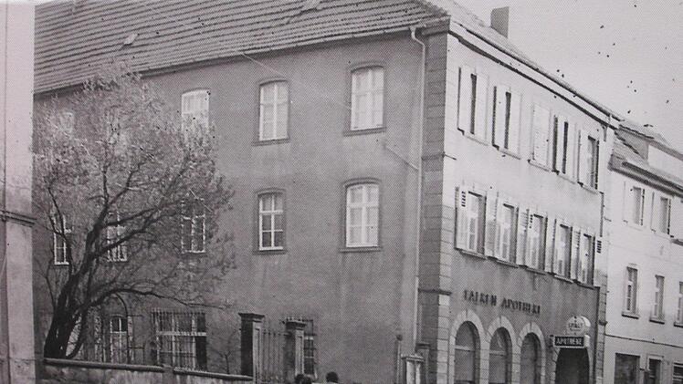 Die Falken Apotheke wie sie in der Mitte des vorigen Jahrhunderts aussah. Das Gebäude steht auch heute noch unter Denkmalschutz.  Repro: Winfried Ehling