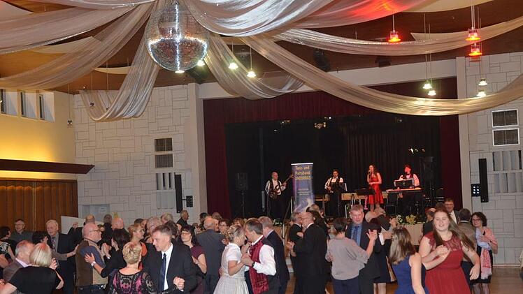 Schon nach wenigen Takten der Show- und Partyband "Andorras" wurde von den Tanzliebhabern die Tanzfläche gefüllt. Es wurde bis nach Mitternacht eifrig getanzt.Karl-Heinz Hofmann