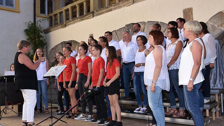 Der Projektchor und der Teenychor des Gesangvereins Eintracht Wonfurt 1900 beendeten das Schlosskonzert gemeinsam mit Chorleiterin Waltraud Hellwig. Foto: Ulrike Langer