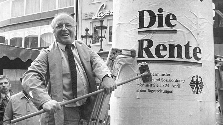 Der damalige Arbeitsminister Norbert Blüm   warb in den 80ern um Vertrauen in den Staat und prägte den Slogan "Denn eins ist sicher: Die Rente".  picture alliance / Peter Popp