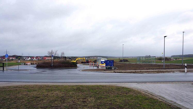 Hinter der noch nicht ganz fertigen Buswendeschleife beginnen Erschließungsarbeiten für die Erweiterung der Gerbersleithe.Richard Sänger