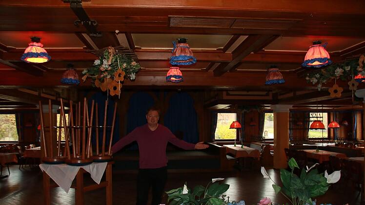 Dunkelheit im Tanzsaal des Sonnenblicks: Wo bis zu 300 Gäste  Platz finden,  herrscht seit März Leere.  Juniorchef Matthias Dinkel hat die Stühle hochgestellt. Foto: Matthias Einwag
