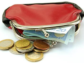 Wie viel Geld am Ende zur Verfügung steht, hängt zum einen vom Einkommen, zum anderen von den Lebenshaltungskosten ab. Diese sind im Landkreis Bad Kissingen zwar geringer als andernorts, können aber das niedrigere Gehalt nicht ausgleichen. Foto: ALF photo - stock.adobe.com