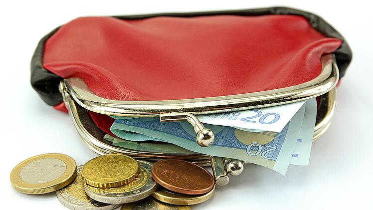 Wie viel Geld am Ende zur Verfügung steht, hängt zum einen vom Einkommen, zum anderen von den Lebenshaltungskosten ab. Diese sind im Landkreis Bad Kissingen zwar geringer als andernorts, können aber das niedrigere Gehalt nicht ausgleichen. Foto: ALF photo - stock.adobe.com