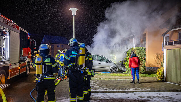 Geparkter BMW gerät neben Wohnhaus in Brand