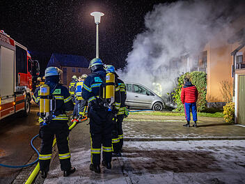 Geparkter BMW ger&auml;t neben Wohnhaus in Brand