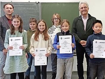 Vordere Reihe von links: Mila Szag, Lena Eisenmann, Sophia Bock, William Tong; hintere Reihe von links: M. Potschka, Julian Grabner, Moritz Schuberth und E. Dietrich.