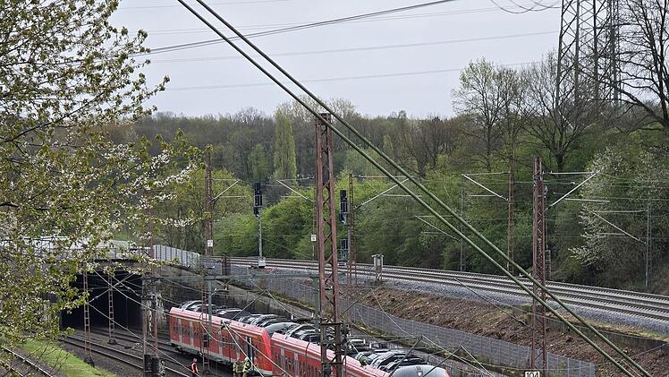 S-Bahn f&auml;hrt in Oberleitung &ndash; Fahrg&auml;ste evakuiert