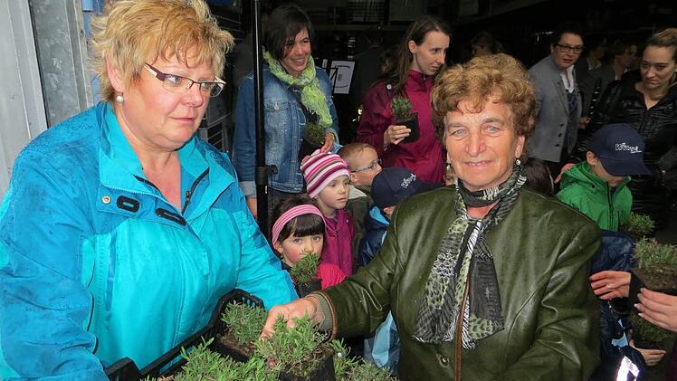 - Irmgard Heinrich von Kreisverband für Gartenbau und Landespflege (rechts) verteilt Lavendelstöckchen an die Kinder. Links Monika Nowak vom Kindergarten.