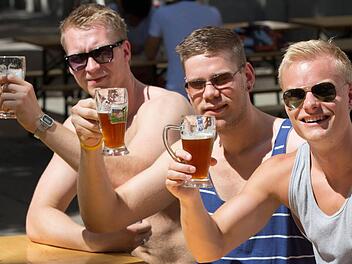 Touristen aus Island genießen ein kaltes Bier beim 17. Internationalen Bierfestival auf der Karl-Marx-Allee in Berlin. Vom 2. bis zum 4. August findet das Bierfestival in der Bundeshauptstadt statt. Foto: Jörg Carstensen/dpa
