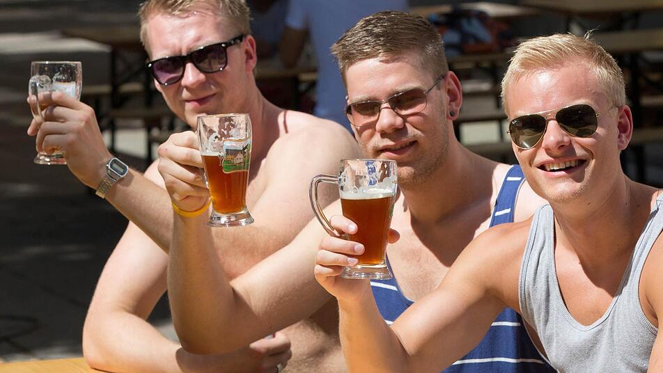 Touristen aus Island genießen ein kaltes Bier beim 17. Internationalen Bierfestival auf der Karl-Marx-Allee in Berlin. Vom 2. bis zum 4. August findet das Bierfestival in der Bundeshauptstadt statt. Foto: Jörg Carstensen/dpa Touristen aus Island genießen ein kaltes Bier beim 17. Internationalen Bierfestival auf der Karl-Marx-Allee in Berlin. Vom 2. bis zum 4. August findet das Bierfestival in der Bundeshauptstadt statt. Foto: Jörg Carstensen/dpa
