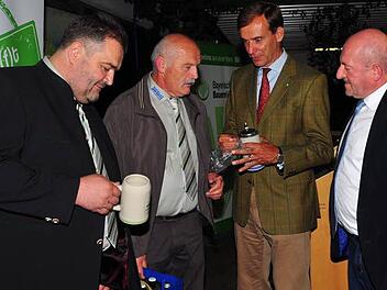 Eine Kiste mit DLG-prämierten Bierspezialitäten des Bierlandes Oberfranken überreichten Gerhard Reif (links) und Wilfried Löwinger (rechts) sowie Friedbert Weiß (Zweiter von links) vom John-Deere-Fanclub an DLG-Präsident Carl-Albrecht Bartmer. Foto Stephan-Herbert Fuchs