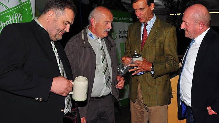 Eine Kiste mit DLG-prämierten Bierspezialitäten des Bierlandes Oberfranken überreichten Gerhard Reif (links) und Wilfried Löwinger (rechts) sowie Friedbert Weiß (Zweiter von links) vom John-Deere-Fanclub an DLG-Präsident Carl-Albrecht Bartmer. Foto Stephan-Herbert Fuchs