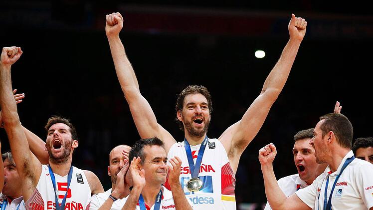 Und über allem thront - Pau Gasol, der hier mit seinen Teamkameraden den Titel feiert. Foto: Yoan Valat/dpa