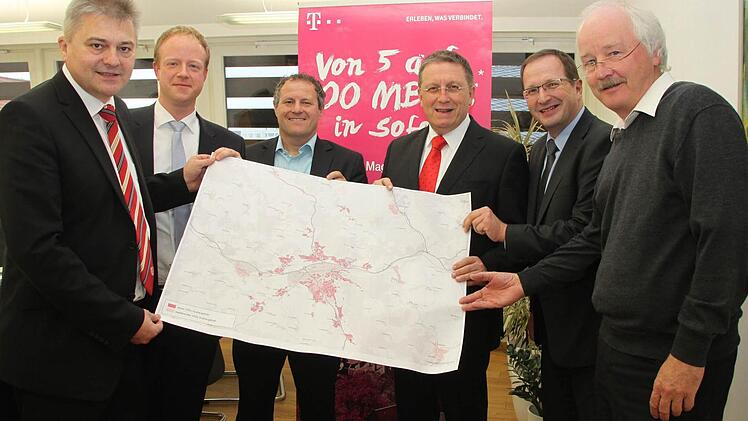 Friedrich Weinlein, Andreas Rudloff und Dieter Schramm von der Telekom, OB Henry Schramm, Siegbert Reuther von der Firma Net Consulting und Gerd Belke von der Stadt Kulmbach (von links)