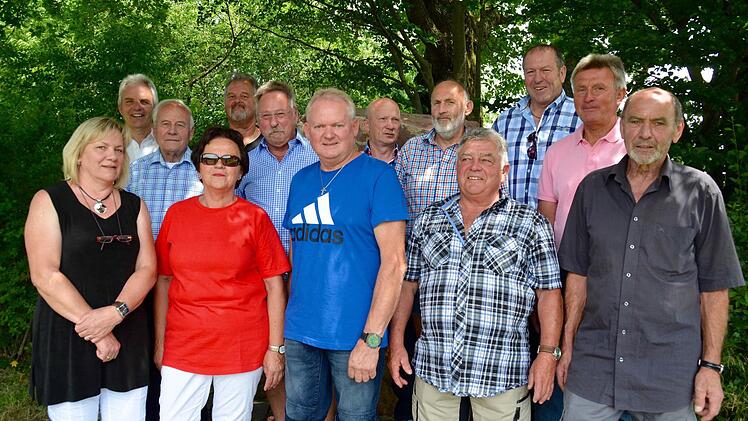 Für 45 Jahre Mitgliedschaft wurden geehrt: Ilse Bechert (von links), Siegfried Metz, Franz Exl, Gudrun Schlereth, Georg Fehr, Manfred Füller, Oswald Fehr, Erwin Deppert, Jürgen Albert, Albrecht Höchemer, Roland Bechert, Günter Schlereth und Ewald Halbig.  Foto: Kathrin Kupka Hahn