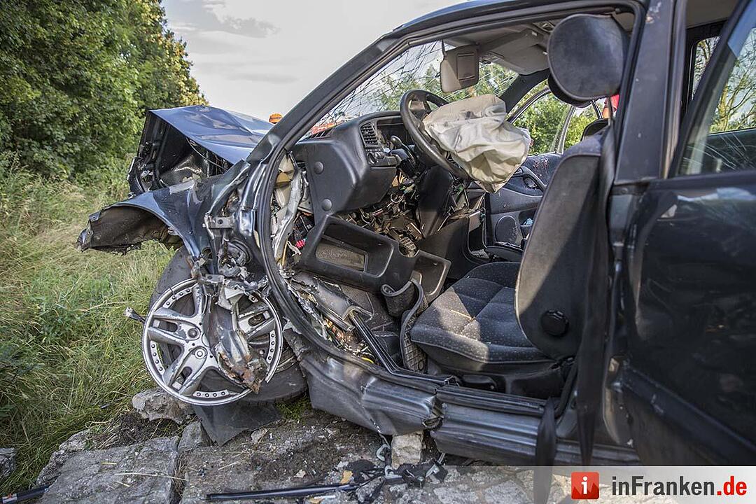 Auto prallt in Ottendorf gegen kleine Brücke