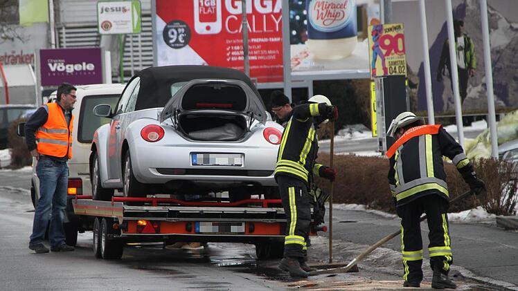 Unweit des Wasserrohrbruchs ereignete sich noch ein Kleinunfall - und die Feuerwehr musste auslaufende Betriebsstoffe binden. Foto: Stephan Tiroch