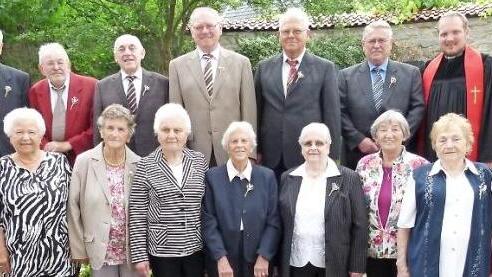 Die Eisernen Konfirmanden: (vorne, von links) Johanna Böhm, Ilse Degelmann, Sigrid Schubert, Helene Müller, Waltraud Münch, Adelheid Bodenschlägel, Erika Widl, Helga Kiszwewski, Gertrud Grampp; (hinten, von links) Günther Böhm, Gustav Popp, Hermann Angermann, Reinhold Kern, Heinrich Adam, Hans Wahlich und Pfarrer Martin Fleischmann.