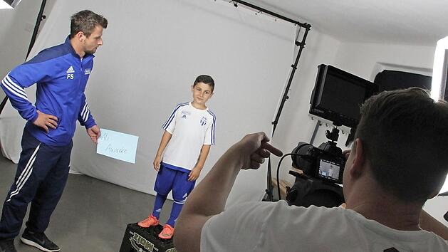 Ketschendorfs Nachwuchskicker Ali Awarke vor der Kamera. Ab Mitte Oktober gibt es die passenden Sammelbildchen zu kaufen.  Fotos: Maximilian Glas