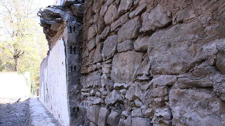 Vorher, nachher: Die historische Zeiler Stadtmauer im Göller-Biergarten wird nach und nach freigelegt und restauriert.Andreas Lösch
