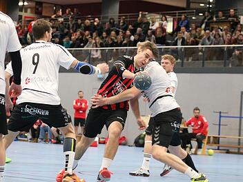 Simon Weiner vom FC Bad Brückenau kämpft sich durch zwei Gerolzhofener durch.Sebastian Schmitt