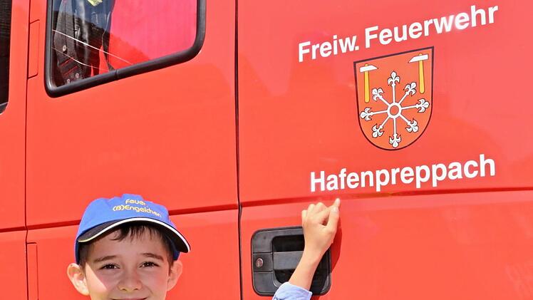 Das ist "meine Feuerwehr", sagt der siebenjährige Linus Keßler und zeigt auf den Schriftzug des Hafenpreppacher Feuerwehrautos.Helmut Will