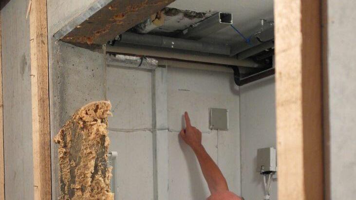 Hermann Kastner zeigt, dass die Fluten auch im Hausanschlussraum fast bis an die Decke gestiegen sind.